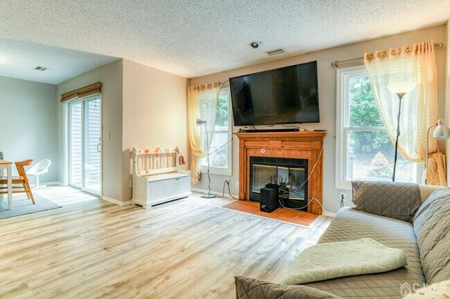Building Photo - 166 Stults Ln