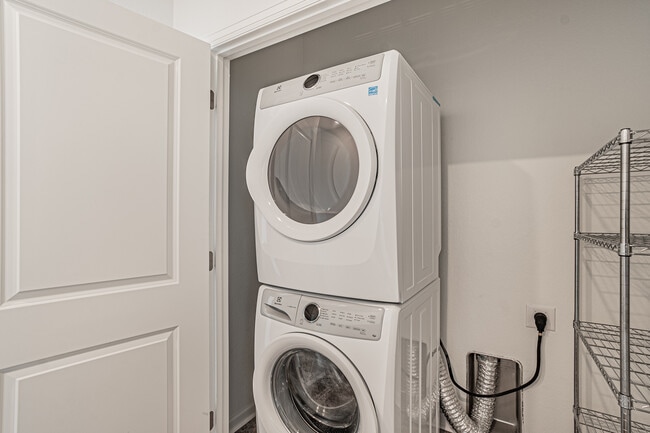 Building Photo - 1047 Oak Cir