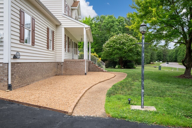 Building Photo - 619 Greyshire Dr