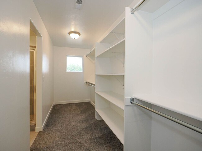 Building Photo - 3 Bedroom, 2.5 Bathroom Riverton Town Home