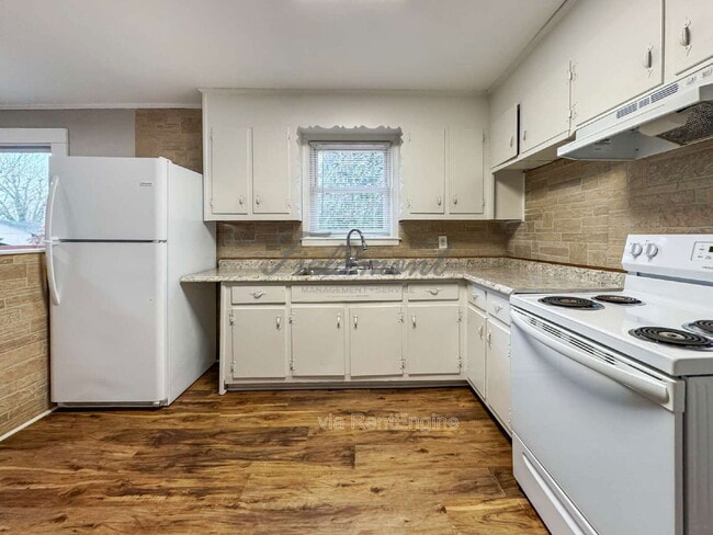 Building Photo - 111 S Buckhorn Rd