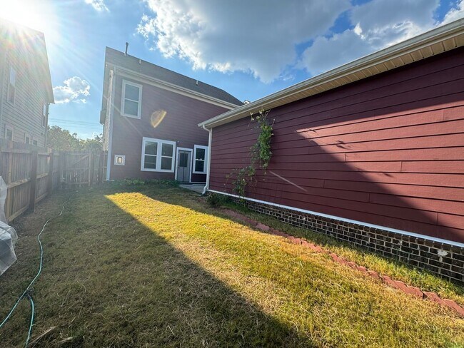Building Photo - Your Franklin dream rental is here—4 bedrooms, a huge bonus, two en-suites, and an unbeatable loc...