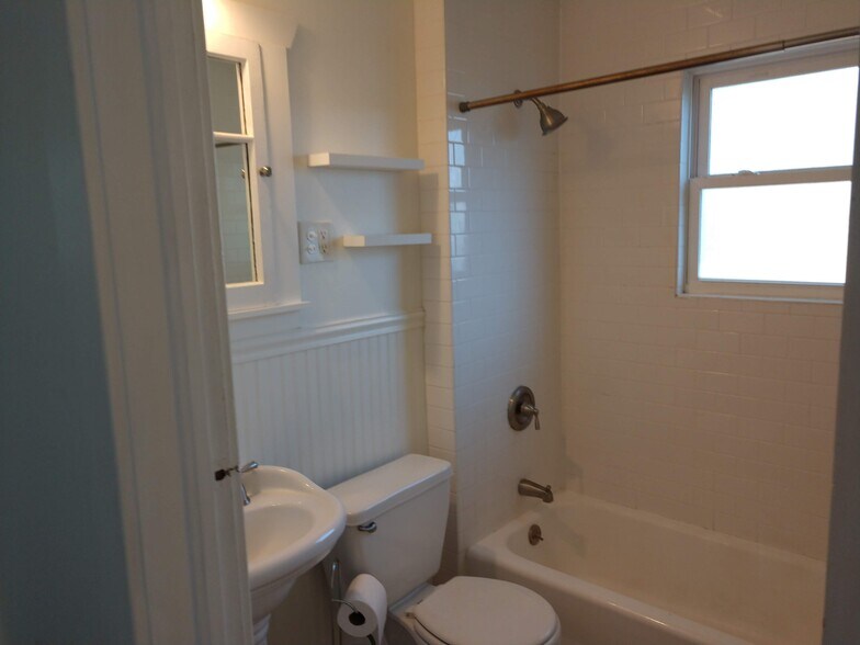 Upstaris Bathroom - 2235 S FRANKLIN ST