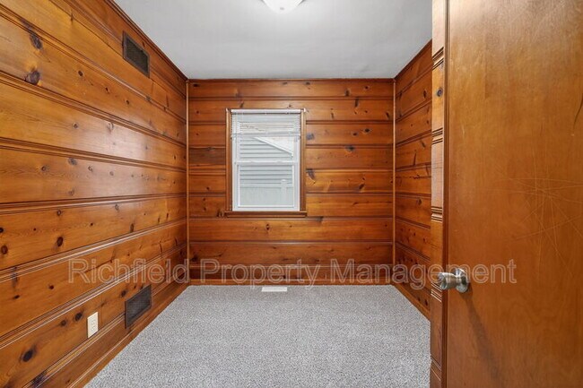 Building Photo - 1260 Lincoln Dr