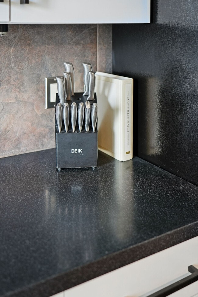 Building Photo - 400 Walnut St