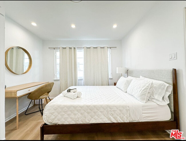 Building Photo - 239 S Doheny Dr