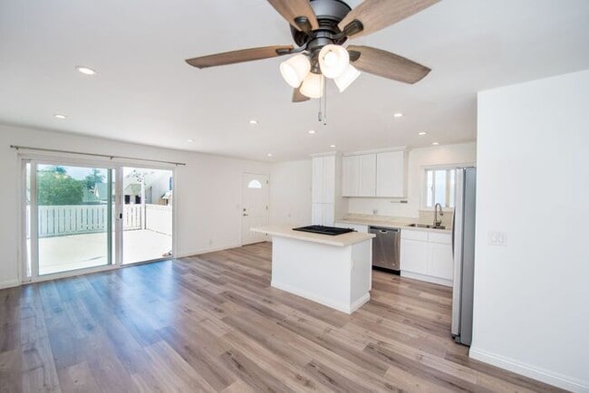 Building Photo - Charming Coastal Retreat - Newly Remodeled!