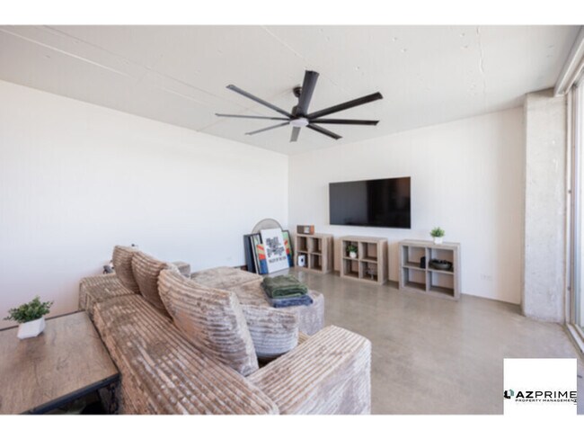 Building Photo - Check Out This Stunning 2/2 Luxury Condo Offering Panoramic Skyline Views And Sophisticated Modern F