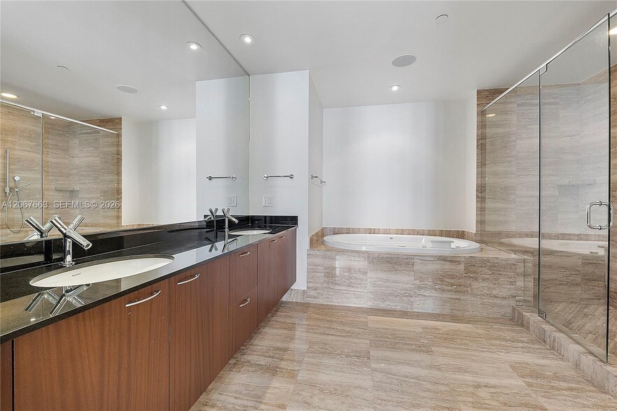 Building Photo - 15811 Collins Ave