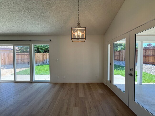 Building Photo - 1120 Village Dr