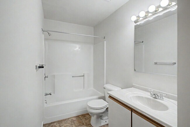 Building Photo - 540 Pineland Cir