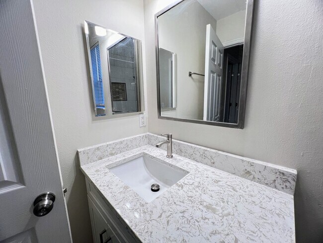 Building Photo - 847 High Pointe Cir