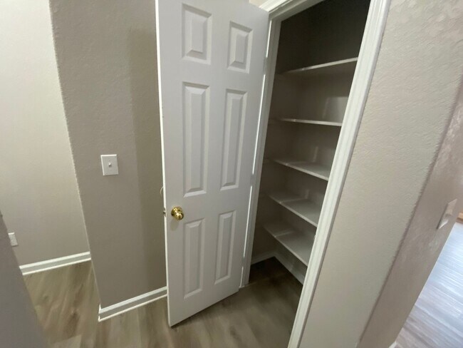 Building Photo - 3/2 Single Story ~ Conveniently located to...