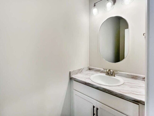 Building Photo - 39 Travis St