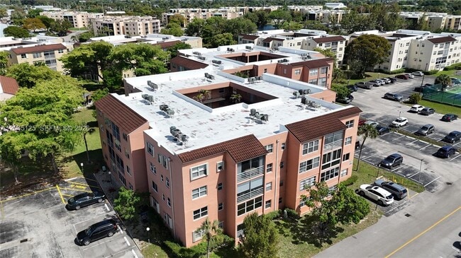 Building Photo - 2861 Somerset Dr