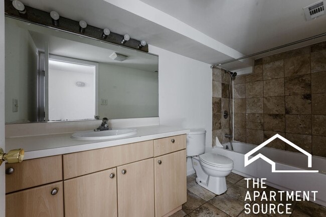Building Photo - HUGE 4BR Close to California Blue Line; Pe...