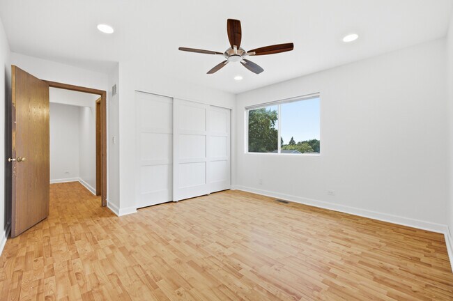 Building Photo - 1320 Burns Dr