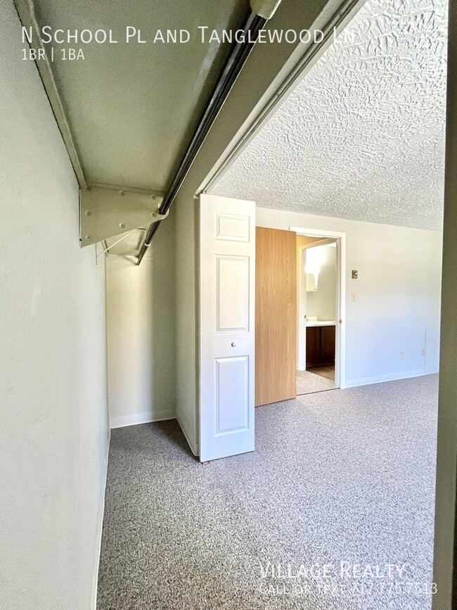 Building Photo - MOVE-IN READY! Top Floor! Roomy 1-Bed with...