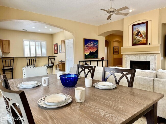 Building Photo - 909 W Leatherleaf Dr