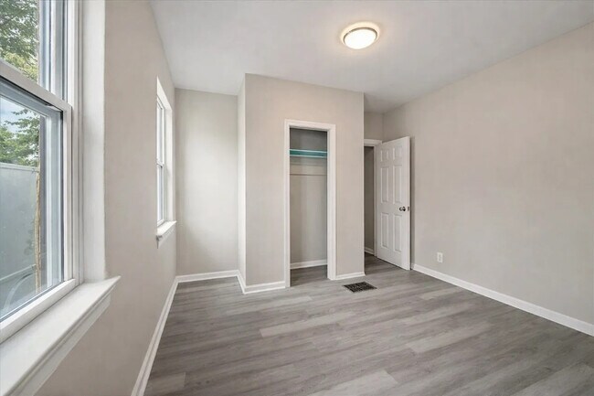 Building Photo - 2025 Mansfield St