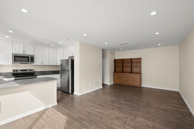 Building Photo - Spacious 4-Bedroom 2.5-Bathroom Townhome 50% Off 1st Month!