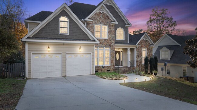 Building Photo - 4 Bed | 2.5 Bath House with Garage