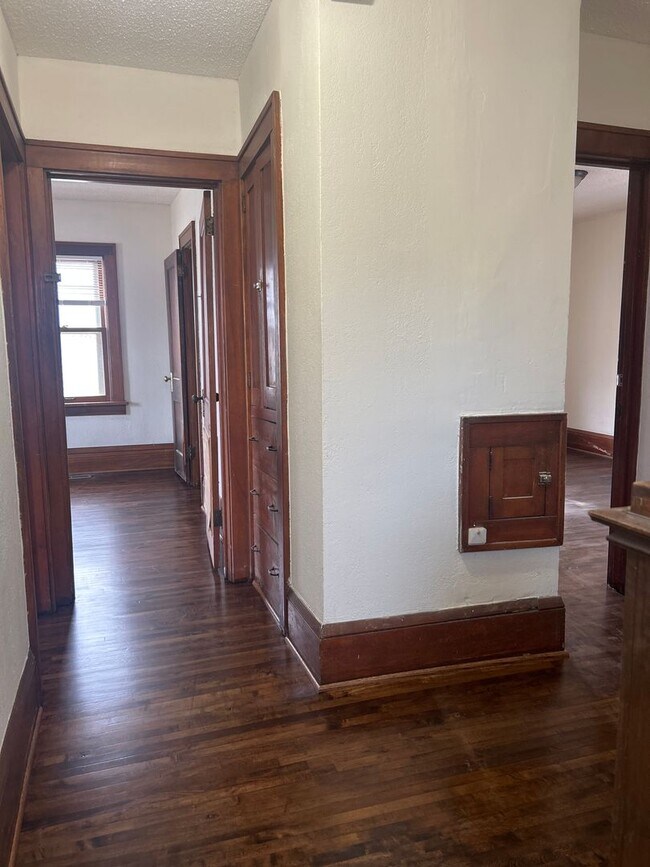 Building Photo - Gorgeous single family home! 4 Bed 2 Bath House Available 10/01/24
