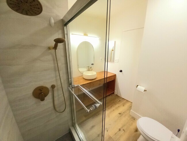 Building Photo - Beautifully Renovated 3 bd, 2 ba in Old To...