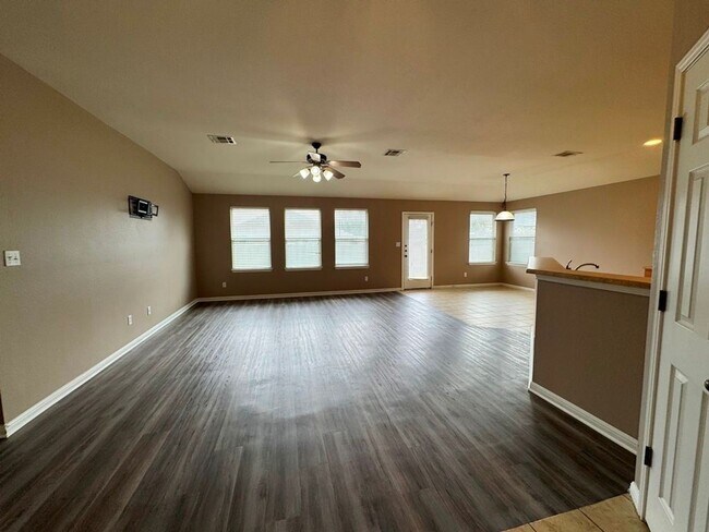 Building Photo - 3 Bed/ 2 Bath Home Available in Villages of Berry Creek!