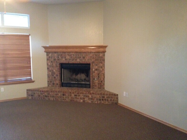 Building Photo - 715 E Elder Ln