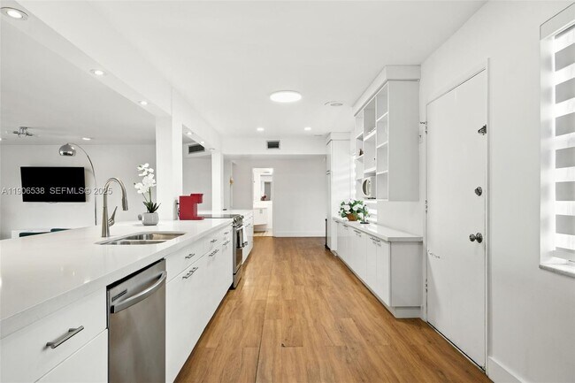 Building Photo - 1350 NE 191st St