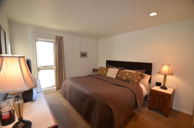 Building Photo - Long Winter Lease!  Fully Furnished, on bu...