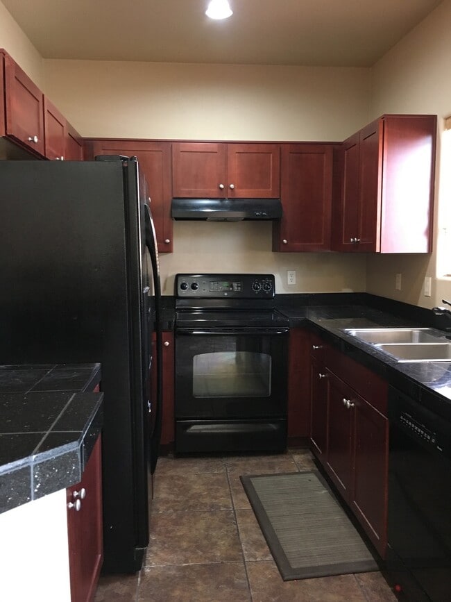 Building Photo - 3 Bedroom Eastside Townhome