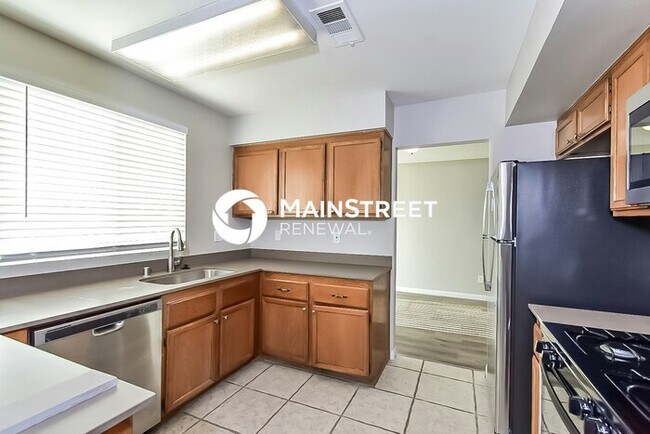 Building Photo - 4 Bedroom Pet-Friendly Home in LAS VEGAS, NV with Main Street Renewal