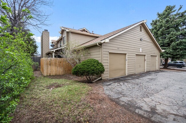 Building Photo - Spacious 3 Bedroom Townhouse-Style Condo N...