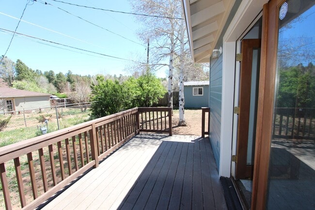 Building Photo - AVAILABLE NOW! Charming Single-Story Home ...