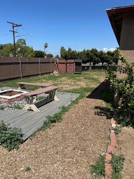 Building Photo - 1690 Glencoe Dr