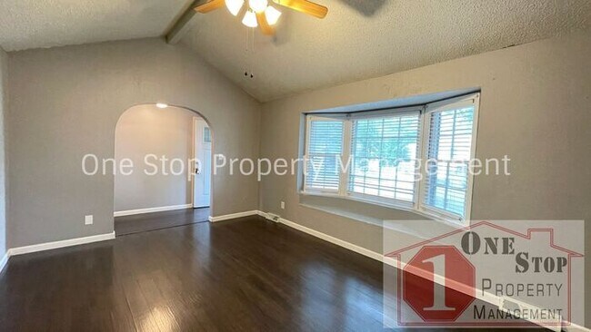 Building Photo - 3 Bedroom, 2 Bathroom in Lee's Summit!