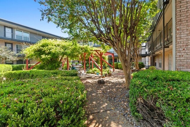 Building Photo - 2425 Ashdale Dr