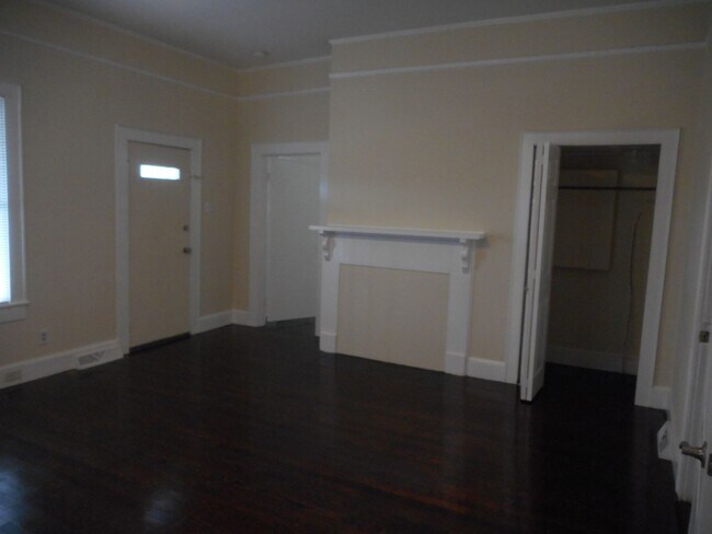 Building Photo - Charming 3-Bedroom, 1 Bathroom Ranch ***$2...