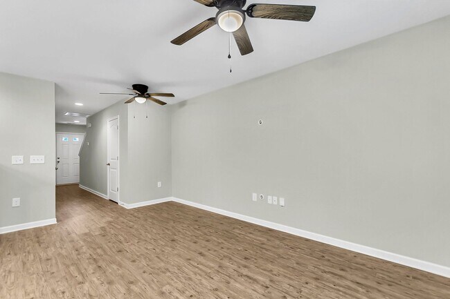 Building Photo - Beautiful Goose Creek Townhome!