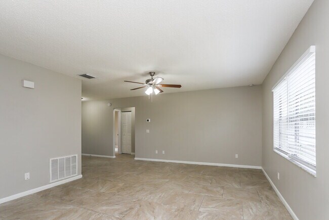 Building Photo - 224 Regal Park Dr