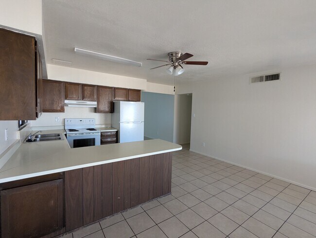 Building Photo - 563 N Santa Anna