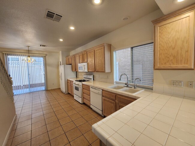 Building Photo - Nice 3 bedroom 2.5 bath home in a gated co...