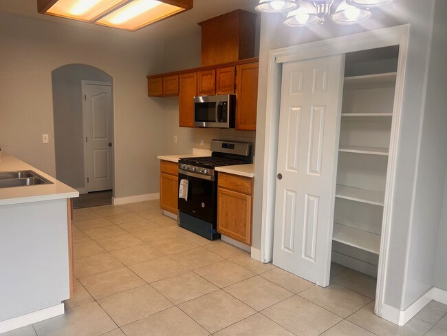 Building Photo - Nice house for rent in Tulare!