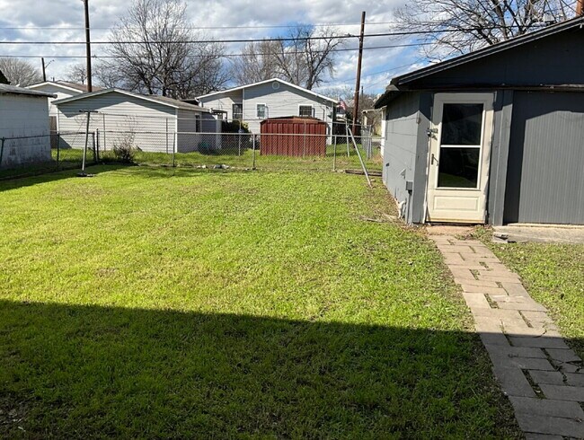 Building Photo - Charming 3-Bedroom Home in San Antonio - P...