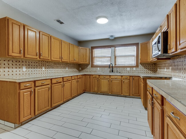 Building Photo - 1131 S Miles Ave