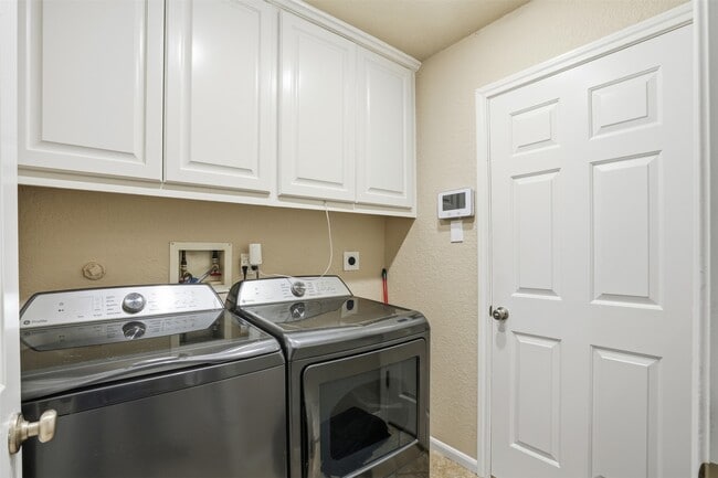 Building Photo - 10358 Grandbrook Dr