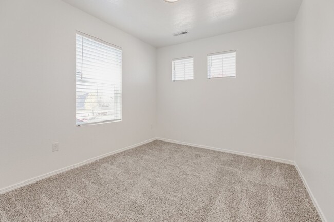 Building Photo - Beautiful 3 Bedroom Townhome for Lease!