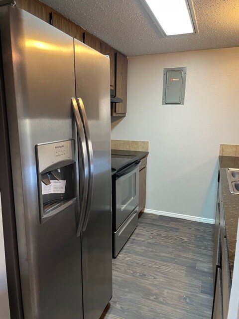 one bedroom kitchen - Ashley Oaks